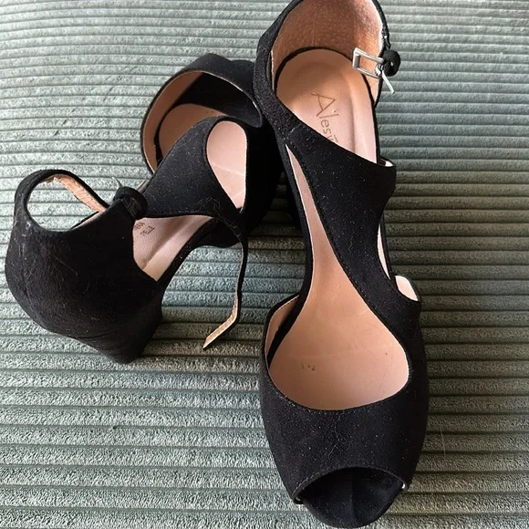 Suede Heels 🔥 - Picture 3 of 9